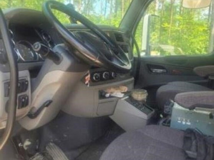 2014-peterbilt-567-image-7