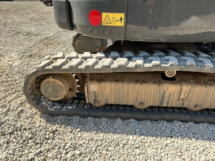 2023-case-cx37c-image-12