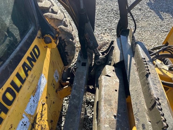 new-holland-l216-image-23