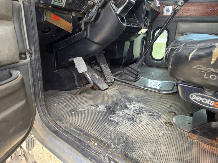 2000-peterbilt-379-image-52