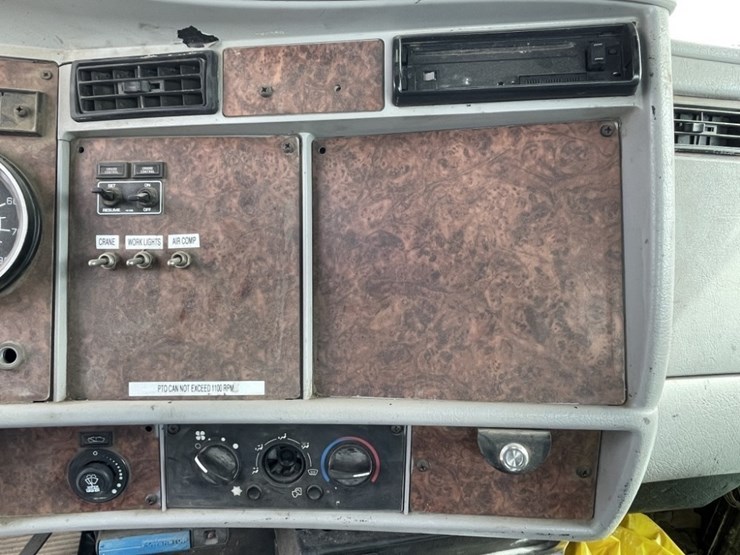 2004-kenworth-t300-image-26