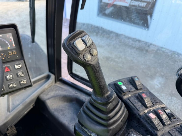 2022-gehl-al750-image-48