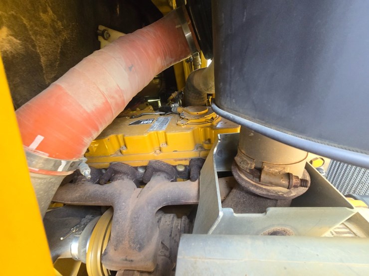 2014-caterpillar-953d-image-34