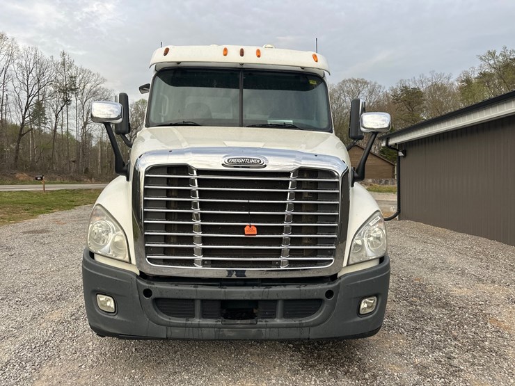 2014-freightliner-cascadia-125-image-4