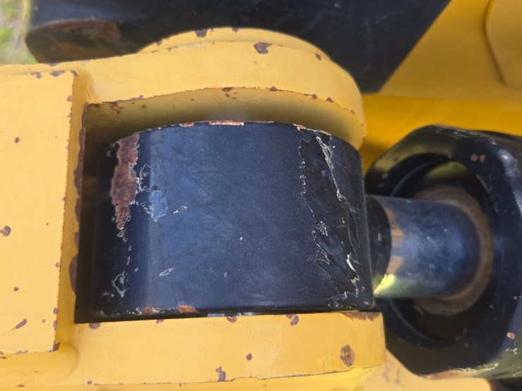 2014-caterpillar-953d-image-107