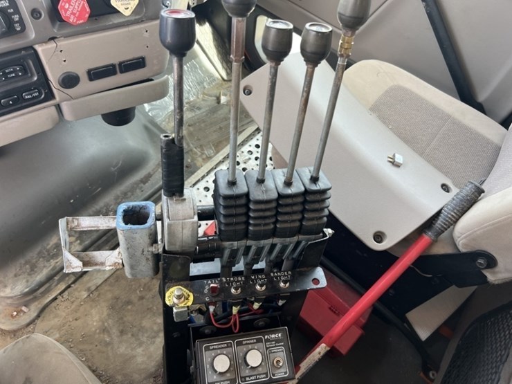 2007-sterling-l9500-image-40