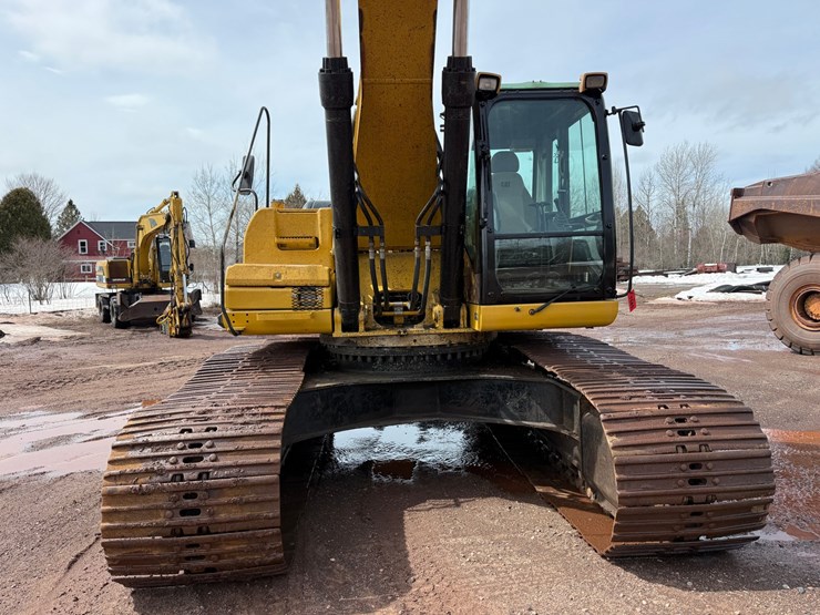 caterpillar-330d-image-9