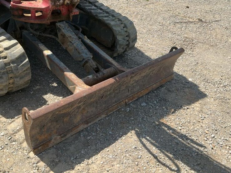 2017-takeuchi-tb240-image-36