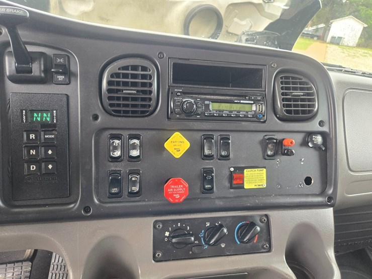 2012-freightliner-m2-106-image-76