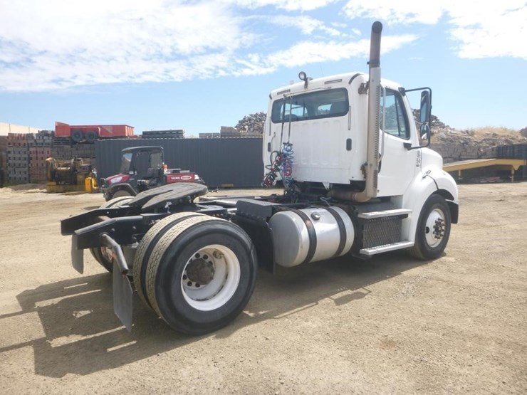 2012-freightliner-m2-s/a-truck-tractor-image-3