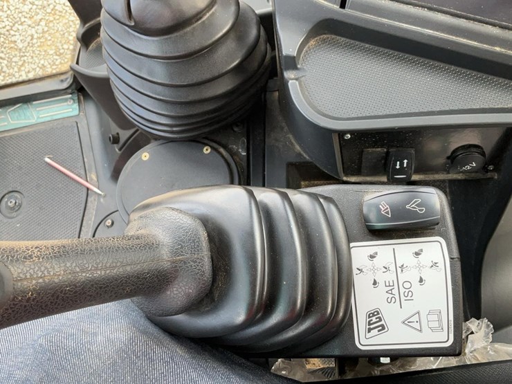 2023-jcb-3cx-image-22