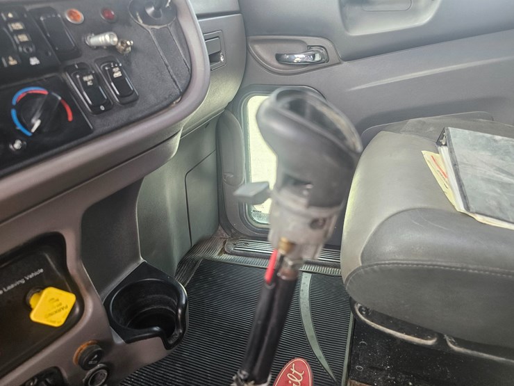 2012-peterbilt-384-image-96