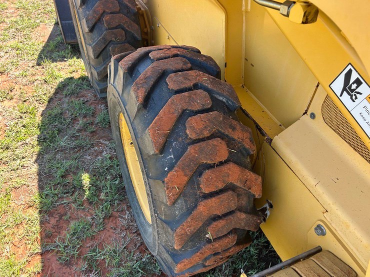 2008-deere-332-image-6