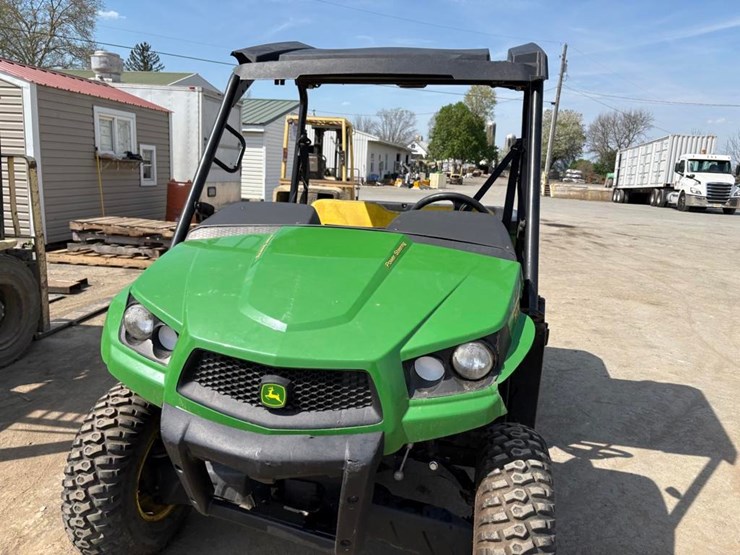 2022-john-deere-gator-image-3