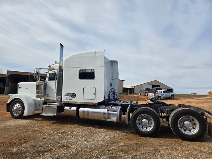 2014-peterbilt-389-image-11