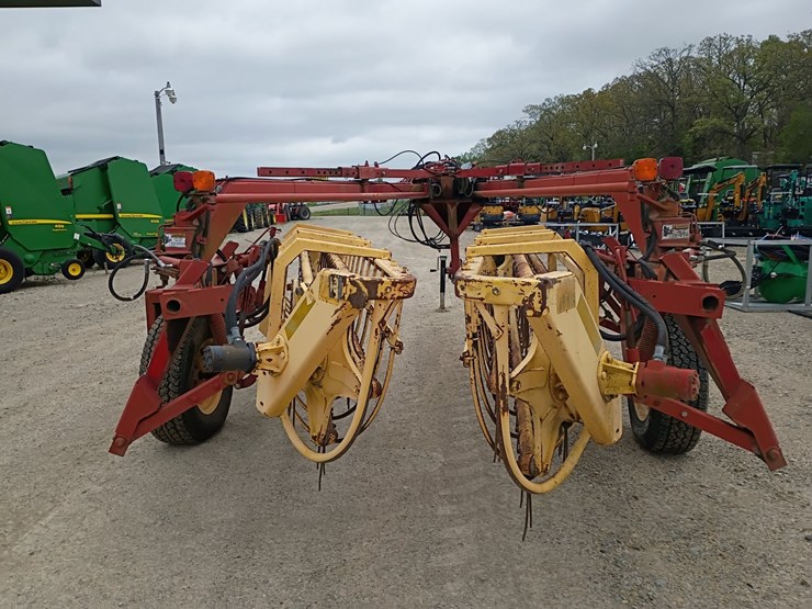 new-holland-216-image-3