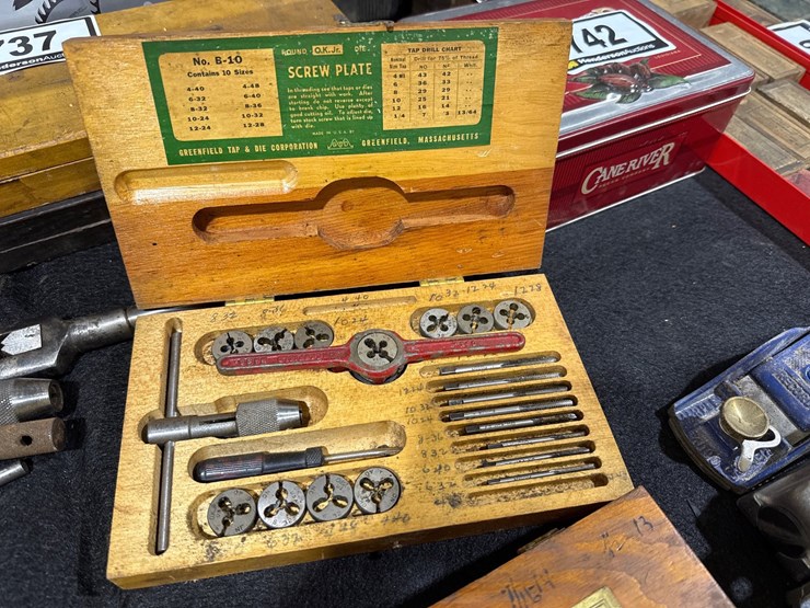 #735-•-set-of-tap-and-dies-image-1