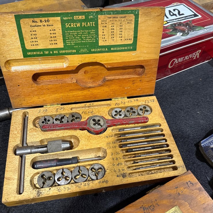 #735 • SET OF TAP AND DIES