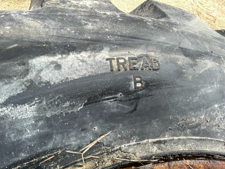 #7542-•-galaxy-brand-telehandler-tire-on-rim-image-12