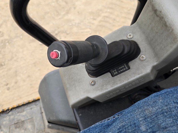 2018-caterpillar-cc24b-image-39