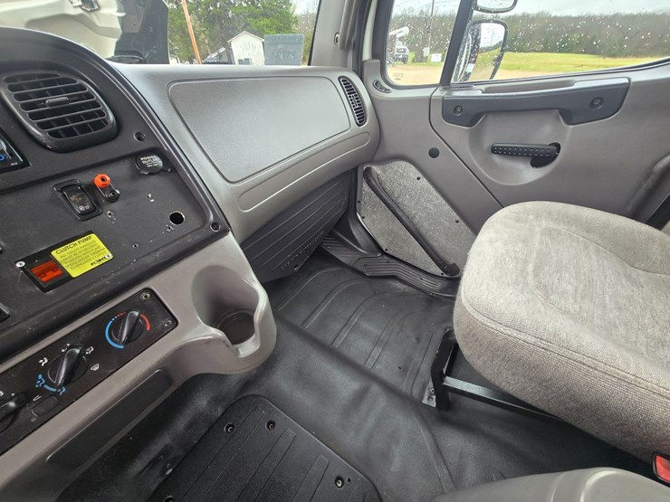 2012-freightliner-m2-106-image-73