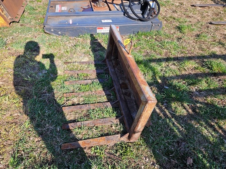 #556-•-54"-manure-tine-bucket-image-2