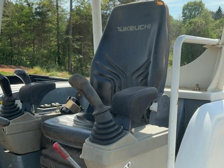 2017-takeuchi-tb240-image-15