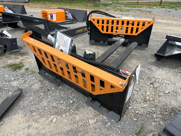 #89-•-hydraulic-skid-steer-pallet-forks-image-2