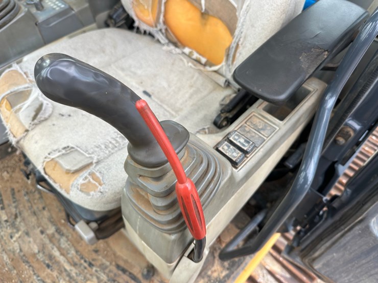 2013-deere-350g-lc-image-46