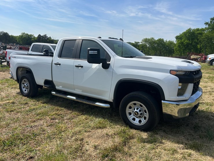 2021-chevrolet-2500-image-2