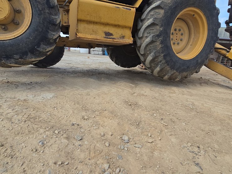 2005-caterpillar-420d-image-90