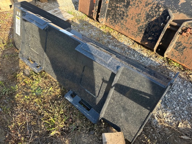 #1918-•-67"-quick-attach-bucket-image-3