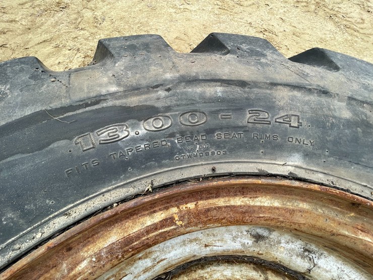 #7542-•-galaxy-brand-telehandler-tire-on-rim-image-9