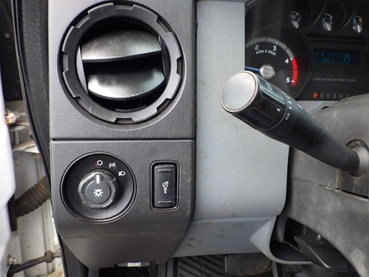 2011-ford-f550-image-27