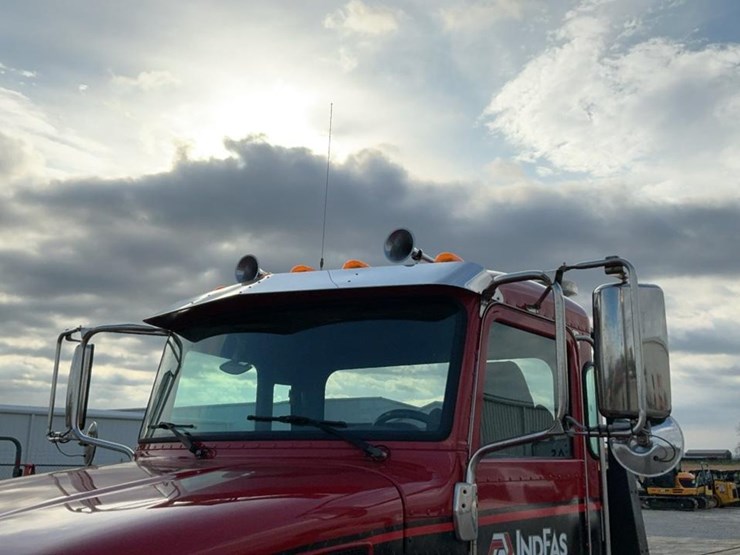 2021-peterbilt-337-image-36