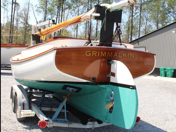 #9545-•-grimmalkin-–-18'-fenwick-williams-classic-wooden-catboat-w/-trailer-image-1