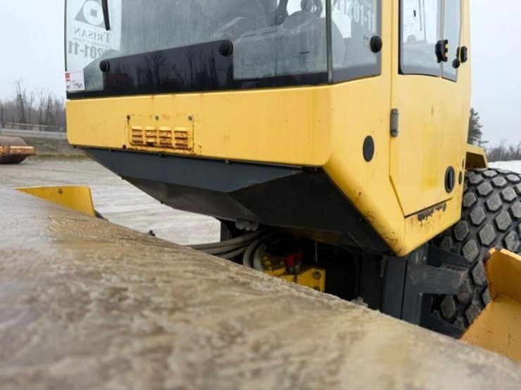 2011-bomag-bw211d-40-image-43