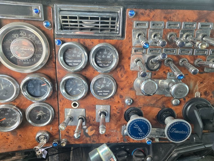 2000-peterbilt-379-image-60
