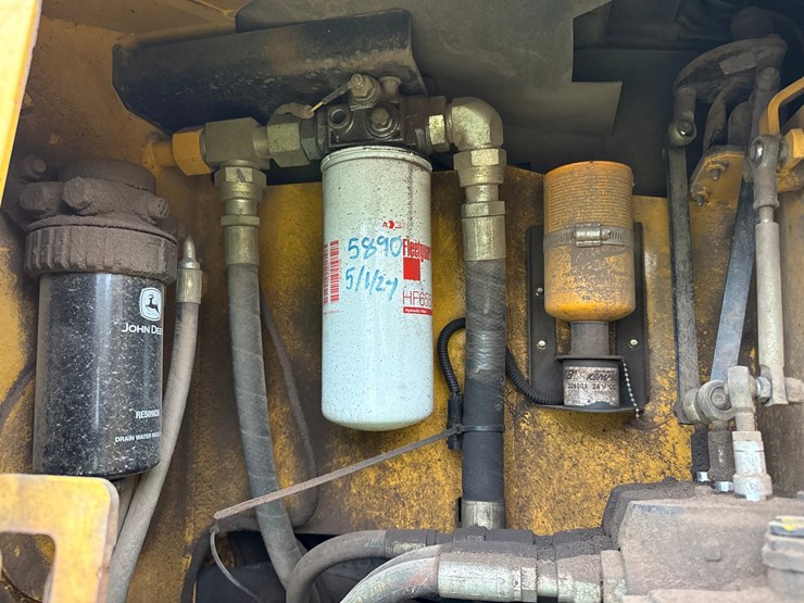 2005-deere-700j-xlt-image-45