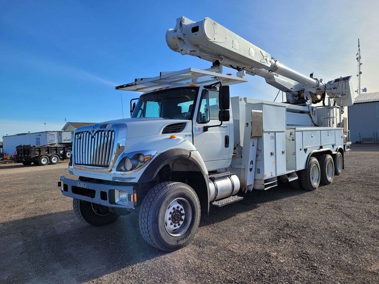 2013-international-harvester-sx525-bucket-truck-image-1