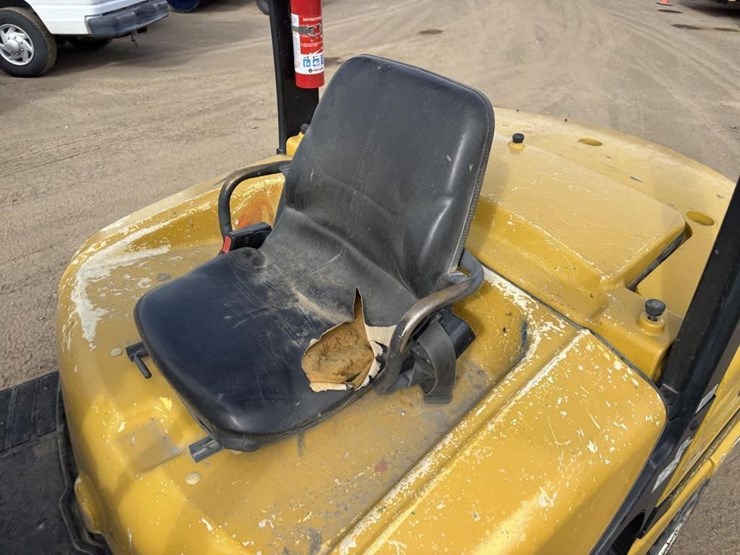 2015-yale-gdp80-forklift-image-19