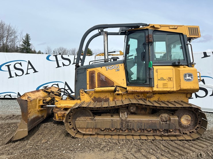 2005-deere-700j-xlt-image-2
