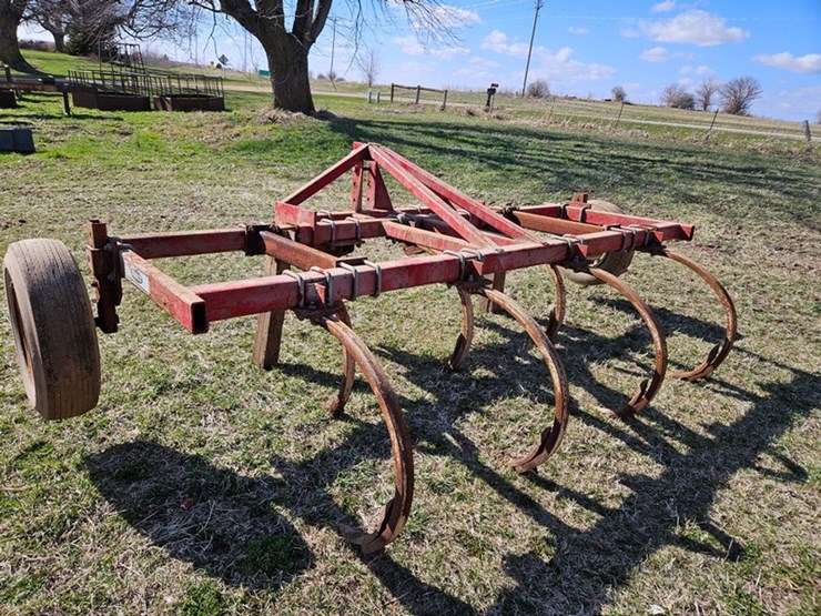 #529-•-schultz-7-shank-3pt-chisel-plow-image-3
