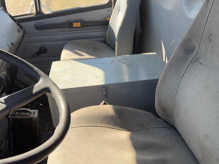 2000-freightliner-fl60-image-20