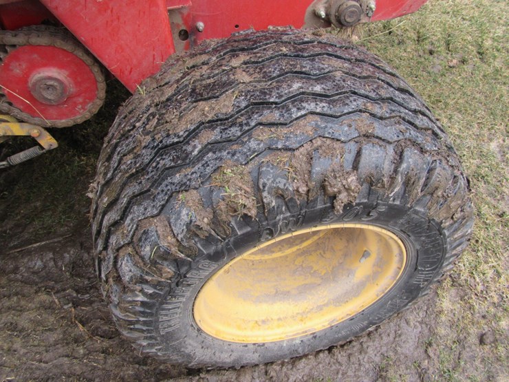 new-holland-br780-image-12