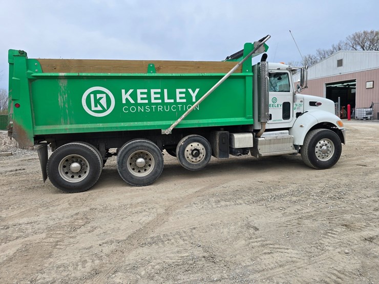 2017-peterbilt-348-image-16