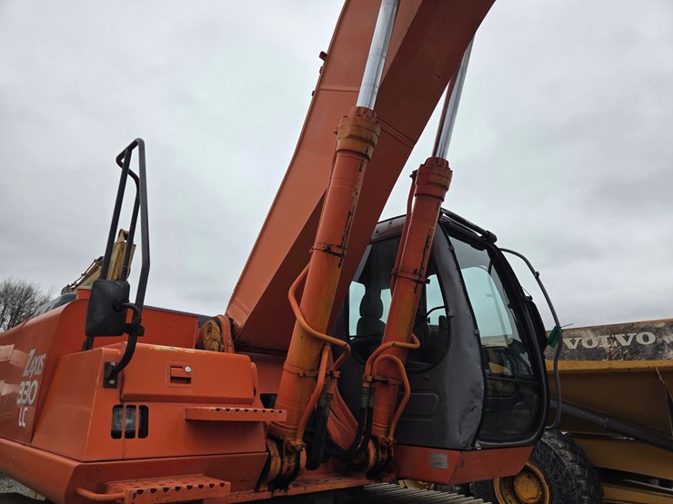 hitachi-zx330-lc-image-21