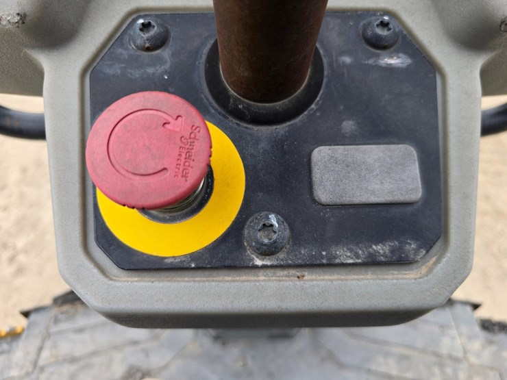 2018-caterpillar-cc24b-image-44