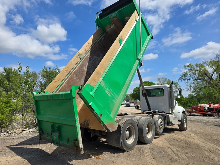 2017-peterbilt-348-image-57