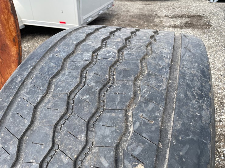 #3384-•-bridgestone-m835a-super-single-semi-tire-image-3